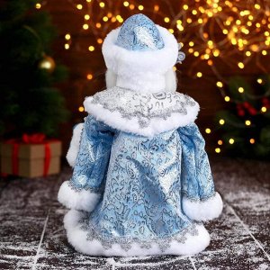 Дед Мороз "В голубой шубе, с посохом и подарками" двигается, 22х30 см