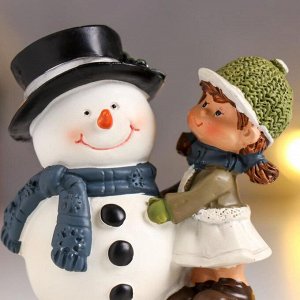 Сувенир полистоун "Девочка с снеговиком"  8,8х7,2х4,2 см