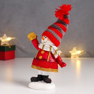 Сувенир полистоун "Снеговик в красной шубе, полосатом колпаке и шарфике" 14х10,5х5 см