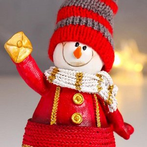 Сувенир полистоун "Снеговик в красной шубе, полосатом колпаке и шарфике" 14х10,5х5 см