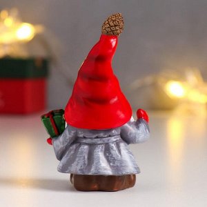 Сувенир полистоун "Дед Мороз колпак на глазах, с новогодней веточкой"  9,5х5,8х4,3 см