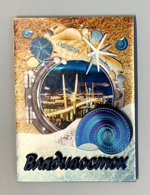 Деревянный фольгированный магнит "Владивосток" Иллюминатор ночь