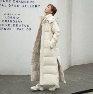 Женская длинная демисезонная куртка, с боковыми вырезами, цвет белый