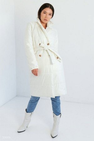 Стильное молочное пальто с поясом
