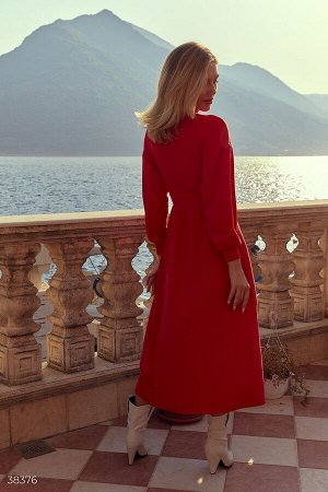 Красное платье-миди из фактурного трикотажа