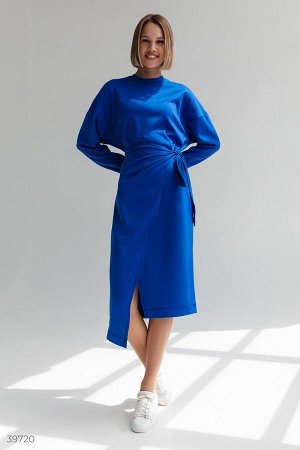 Платье Трикотажное платье в стиле oversize. Модель представлена в ярком синем цвете, свободного кроя на запах, с длинными рукавами.