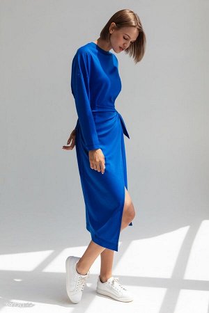 Платье Трикотажное платье в стиле oversize. Модель представлена в ярком синем цвете, свободного кроя на запах, с длинными рукавами.