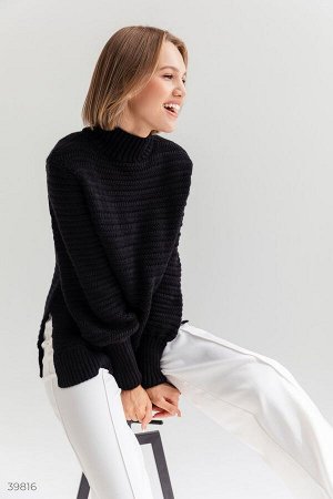 Удлиненный черный свитер