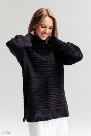 Удлиненный черный свитер