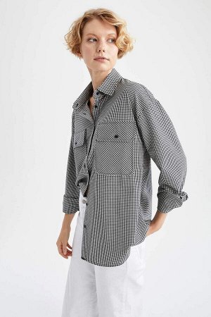 Длинная куртка-рубашка большого размера с клетчатым карманом и карманом с клапаном
