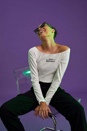 Прохладный готический слоган с принтом Carmen Collar Slim Fit Crop T-Shirt