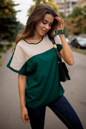 Цельнокроеная летняя блузка летняя зеленого цвета с белой прошвой 19931 от KOTIKI