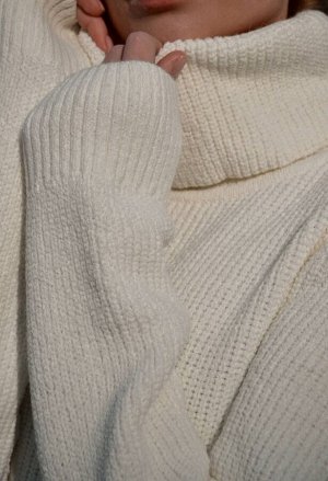 Туника Свитер и тонкая водолазка - универсальные трикотажные изделия, относятся к базовым предметам женского гардероба, особенно популярным в холодное время года. Отшиваются из мягких и эластичных мат