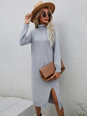 Платье-свитер с высоким воротником с разрезом