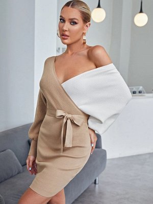 Платье-свитер двухцветный с открытой спиной запахом с поясом
