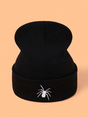 Вязаная шапка с вышивкой паук