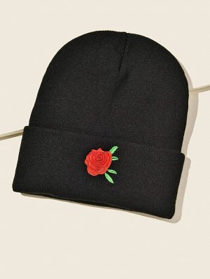 Вязаная шапка с заплатой цветка