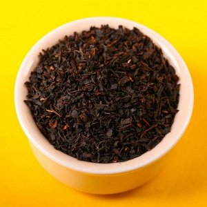 Подарочный набор «С новым счастьем»: чай чёрный «Лесные ягоды» (50 г.), крем-мед (5 шт. x 30 г.)