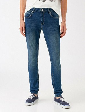 джинсы Материал: %97  Хлопок, %3  эластан Параметры модели: рост: 188 cm, грудь: 98, талия: 82, бедра: 95 Надет размер: 32/34