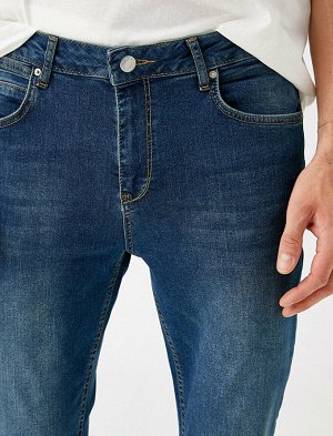джинсы Материал: %97  Хлопок, %3  эластан Параметры модели: рост: 188 cm, грудь: 98, талия: 82, бедра: 95 Надет размер: 32/34