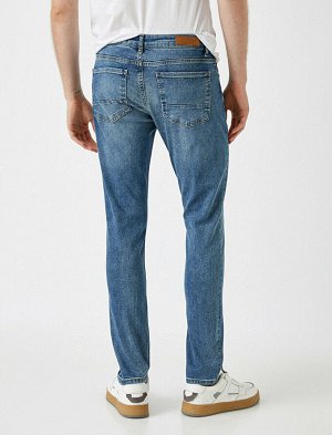 джинсы Материал: %98  Хлопок, %2  эластан Параметры модели: рост: 191 cm, грудь: 98, талия: 78, бедра: 94 Надет размер: 32/34