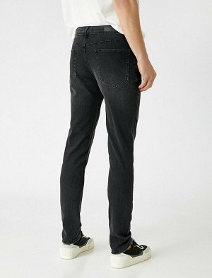 джинсы Материал: %98  Хлопок, %2  эластан Параметры модели: рост: 189 cm, грудь: 96, талия: 74, бедра: 0 Надет размер: 32/34