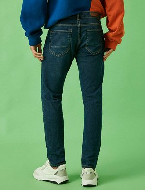 джинсы Материал: %99  Хлопок, %1  эластан Параметры модели: рост: 188 cm, грудь: 98, талия: 82, бедра: 95 Надет размер: 32/34