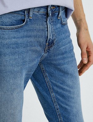 джинсы Материал: Параметры модели: рост: 188 cm, грудь: 98, талия: 82, бедра: 95 Надет размер: 32/34