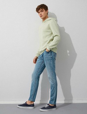 джинсы Материал: %98  Хлопок, %2  эластан Параметры модели: рост: 187 cm, грудь: 88, талия: 73, бедра: 91 Надет размер: 32/34