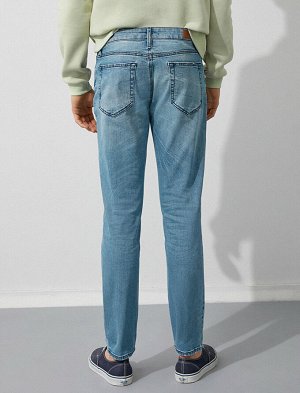джинсы Материал: %98  Хлопок, %2  эластан Параметры модели: рост: 187 cm, грудь: 88, талия: 73, бедра: 91 Надет размер: 32/34