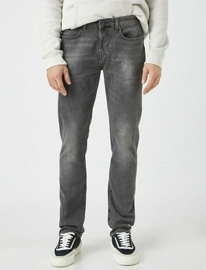 джинсы Материал: %98  Хлопок, %2  эластан Параметры модели: рост: 187 cm, грудь: 90, талия: 71, бедра: 0 Надет размер: 32/34