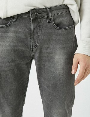 джинсы Материал: %98  Хлопок, %2  эластан Параметры модели: рост: 187 cm, грудь: 90, талия: 71, бедра: 0 Надет размер: 32/34