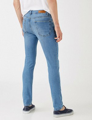 джинсы Материал: %98  Хлопок, %2  эластан Параметры модели: рост: 188 cm, грудь: 98, талия: 82, бедра: 95 Надет размер: 32/34