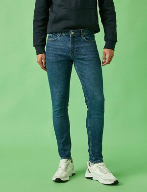 джинсы Материал: %99  Хлопок, %1  эластан Параметры модели: рост: 188 cm, грудь: 98, талия: 82, бедра: 95 Надет размер: 32/34
