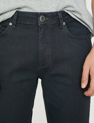 джинсы Материал: %1  эластан, %20 Полиэстер, %79  Хлопок Параметры модели: рост: 188 cm, грудь: 99, талия: 75, бедра: 95