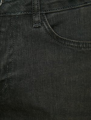 джинсы Материал: %94  Хлопок, %5 Полиэстер, %1  эластан Параметры модели: рост: 187 cm, грудь: 98, талия: 74, бедра: 94 Надет размер: 27/32
