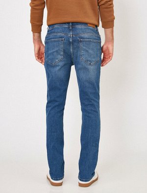 джинсы Материал: %99  Хлопок, %1  эластан Параметры модели: рост: 189 cm, грудь: 98, талия: 75, бедра: 95 Надет размер: 32/34