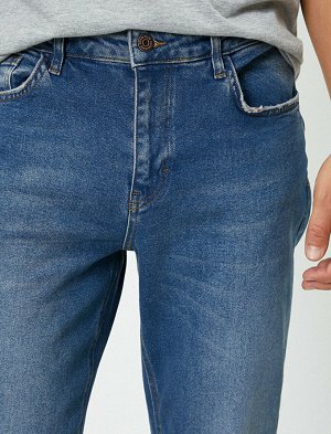 джинсы Материал: %98  Хлопок, %2  эластан Параметры модели: рост: 188 cm, грудь: 98, талия: 75, бедра: 95 Надет размер: 32/34