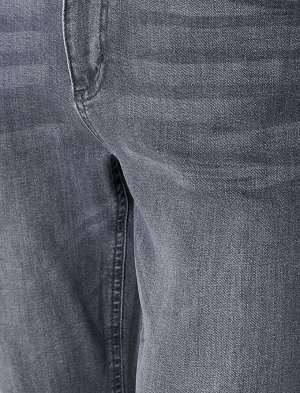 джинсы Материал: %98  Хлопок, %2  эластан Параметры модели: рост: 191 cm, грудь: 98, талия: 78, бедра: 94 Надет размер: 32/34