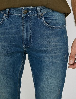 джинсы Материал: %98  Хлопок, %2  эластан Параметры модели: рост: 188 cm, грудь: 96, талия: 79, бедра: 95 Надет размер: 32/34