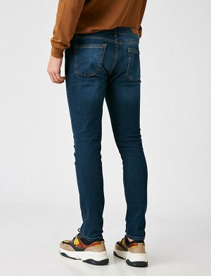 джинсы Материал: %98  Хлопок, %2  эластан Параметры модели: рост: 190 cm, грудь: 80, талия: 98, бедра: 98 Надет размер: 32/34