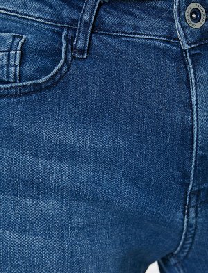 джинсы Материал: %99  Хлопок, %1  эластан Параметры модели: рост: 188 cm, грудь: 99, талия: 75, бедра: 95 Надет размер: 27/32