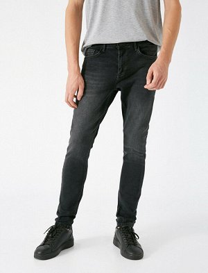 джинсы Материал: %99  Хлопок, %1  эластан Параметры модели: рост: 186 cm, грудь: 91, талия: 75, бедра: 94 Надет размер: 32/34