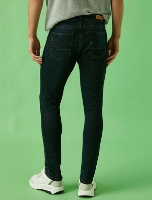 джинсы Материал: %83  Хлопок, %16 Полиэстер, %1  эластан Параметры модели: рост: 188 cm, грудь: 96, талия: 78, бедра: 0 Надет размер: 32/34