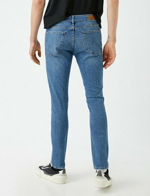 джинсы Материал: %98  Хлопок, %2  эластан Параметры модели: рост: 188 cm, грудь: 98, талия: 82, бедра: 95 Надет размер: 32/34
