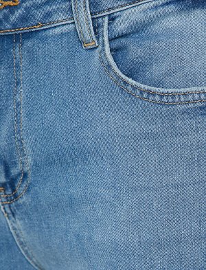 джинсы Материал: %98  Хлопок, %2  эластан Параметры модели: рост: 187 cm, грудь: 100, талия: 84, бедра: 95 Надет размер: 32/34