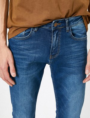 джинсы Материал: %95  Хлопок, %3.5 Полиэстер, %1.5  эластан Параметры модели: рост: 188 cm, грудь: 98, талия: 82, бедра: 95 Надет размер: 32/34