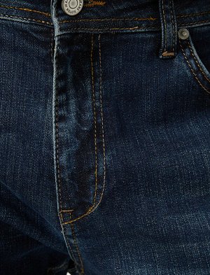 джинсы Материал: %98.5  Хлопок, %1.5  эластан Параметры модели: рост: 188 cm, грудь: 98, талия: 82, бедра: 95 Надет размер: 32/34