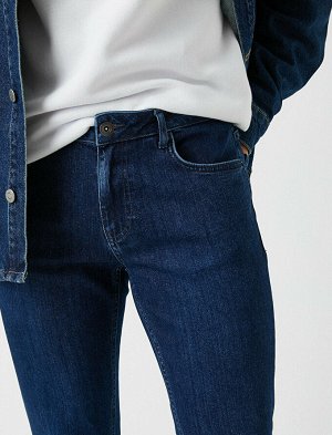 джинсы Материал: %78  Хлопок, %20 Полиэстер, %2  эластан Параметры модели: рост: 188 cm, грудь: 96, талия: 78, бедра: 0 Надет размер: 32/34