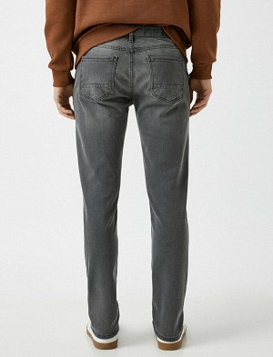 джинсы Материал: Параметры модели: рост: 187 cm, грудь: 90, талия: 71, бедра: 0 Надет размер: 32/34